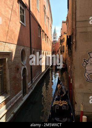 Venedig - Italien Citiscape in Veneto Blick auf die traditionellen Kanäle Venedigs im Herbst, Reflexion über dem Wasser an einem sonnigen Tag Stockfoto