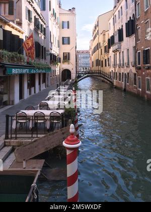 Venedig - Italien Citiscape in Veneto Blick auf die traditionellen Kanäle Venedigs im Herbst, Reflexion über dem Wasser an einem sonnigen Tag Stockfoto