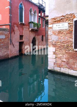 Venedig - Italien Citiscape in Veneto Blick auf die traditionellen Kanäle Venedigs im Herbst, Reflexion über dem Wasser an einem sonnigen Tag Stockfoto