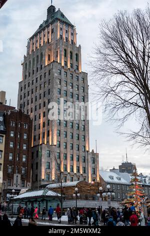 Ein vertikales Bild des Gebäudes von Price an einem Wintertag in Quebec City, Kanada Stockfoto