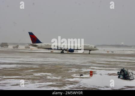 Ankunft Delta Airlines am schneebedeckten Cleveland Hopkins Flughafen am 24 2022. Dezember nach Schneesturm. Stockfoto