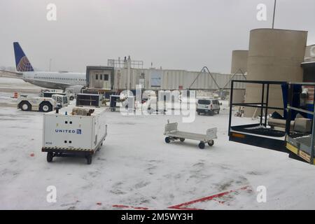 United Airlines-Flugzeug wird am Heiligabend am Cleveland Hopkins Flughafen nach massivem Schneesturm geladen Stockfoto