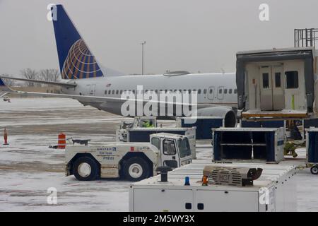 United Airlines-Flugzeug wird am Heiligabend am Cleveland Hopkins Flughafen nach massivem Schneesturm geladen Stockfoto