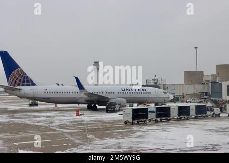 United Airlines-Flugzeug wird am Heiligabend am Cleveland Hopkins Flughafen nach massivem Schneesturm geladen Stockfoto