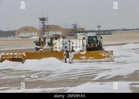 Schneeräumen am Cleveland Hopkins Flughafen am 24 2022. Dezember nach Schneesturm. Stockfoto