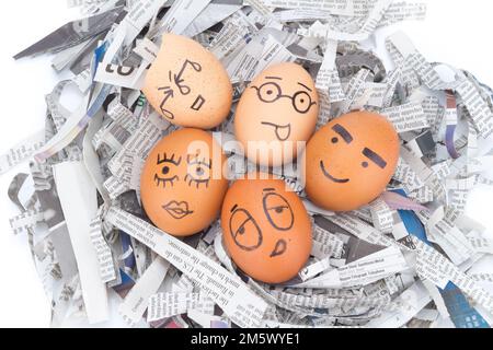 Eiergesicht in Zeitungen recyceln. Stockfoto