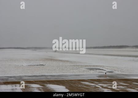 Die Start- und Landebahn in Wind und Schnee am Flughafen Cleveland Hopkins am 24 2022. Dezember nach Schneesturm. Stockfoto