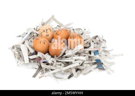 Eiergesicht in Zeitungen recyceln. Stockfoto