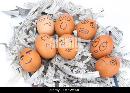 Eiergesicht in Zeitungen recyceln. Stockfoto