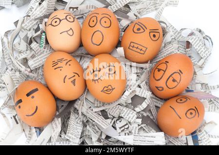 Eiergesicht in Zeitungen recyceln. Stockfoto