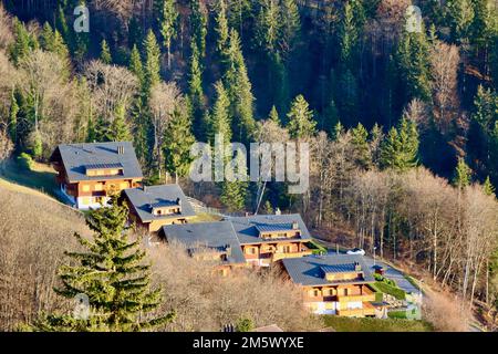 Chalets am Berghang unter Villars sur Ollon in der Schweiz Ende Dezember 2022 Stockfoto