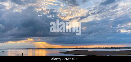 Malerischer Sonnenuntergang über dem Naturschutzsee an einem bewölkten Tag, Norfolks Küste in England Stockfoto