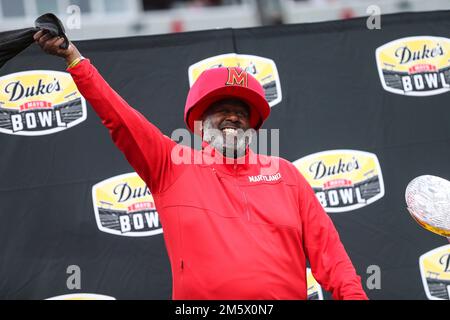 30. Dezember 2022: Mike Locksley ist der Cheftrainer der University of Maryland und feiert nach dem Spiel. NCAA-Fußballspiel zwischen University of Maryland und NC State, Duke Mayo Bowl, Bank of America Stadium, Charlotte, North Carolina. David Beach/CSM Stockfoto