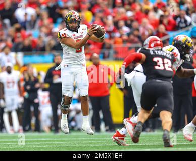 30. Dezember 2022: Die Junior Taulia Tagovailoa (3) der University of Maryland unternimmt hohe Wanderungen. NCAA-Fußballspiel zwischen University of Maryland und NC State, Duke Mayo Bowl, Bank of America Stadium, Charlotte, North Carolina. David Beach/CSM Stockfoto