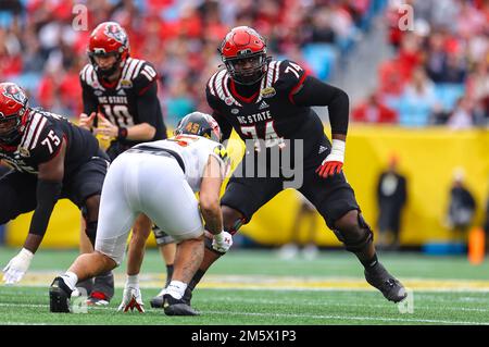 30. Dezember 2022: NC State Sophomore Anthony Belton (74) spielt gegen Maryland. NCAA-Fußballspiel zwischen University of Maryland und NC State, Duke Mayo Bowl, Bank of America Stadium, Charlotte, North Carolina. David Beach/CSM Stockfoto