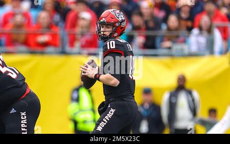 30. Dezember 2022: Ben Finley (10) von NC State Ilooking for Open Receiver. NCAA-Fußballspiel zwischen University of Maryland und NC State, Duke Mayo Bowl, Bank of America Stadium, Charlotte, North Carolina. David Beach/CSM Stockfoto