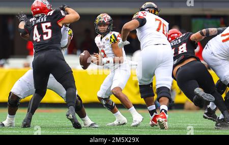 30. Dezember 2022: University of Maryland Junior Taulia Tagovailoa (3) sucht nach offenem Empfänger. NCAA-Fußballspiel zwischen University of Maryland und NC State, Duke Mayo Bowl, Bank of America Stadium, Charlotte, North Carolina. David Beach/CSM Stockfoto