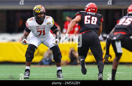 30. Dezember 2022: Senior Jaelyn Duncan der University of Maryland (71) Blocks. NCAA-Fußballspiel zwischen University of Maryland und NC State, Duke Mayo Bowl, Bank of America Stadium, Charlotte, North Carolina. David Beach/CSM Stockfoto