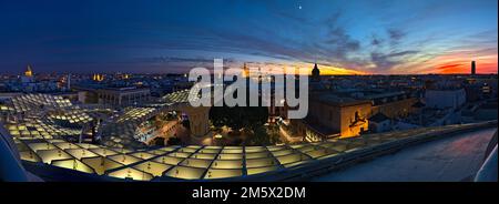 Blick auf den Sonnenuntergang auf Sevilla von Setas de Sevilla, einem architektonischen Denkmal mit Aussichtsplattform. Der Himmel war zu dieser Zeit sehr bunt und erleuchtet Stockfoto