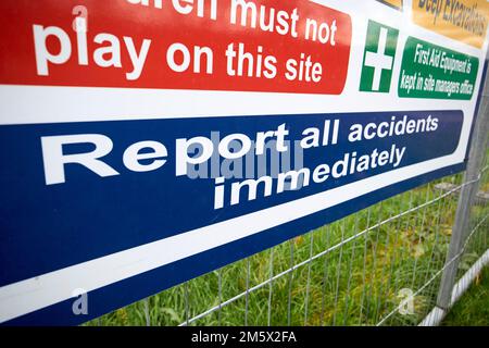 Melden Sie alle Unfälle unverzüglich auf der Baustelle Warnschilder und Hinweise newtownabbey, nordirland, großbritannien Stockfoto