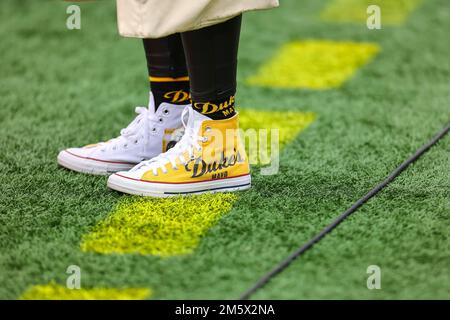 30. Dezember 2022: Chuck Taylor Duke Mayo Bowl Schuh. NCAA-Fußballspiel zwischen University of Maryland und NC State, Duke Mayo Bowl, Bank of America Stadium, Charlotte, North Carolina. David Beach/CSM Stockfoto