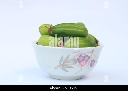 Gruppe mit frischen Früchten Bilimbi, Averhoa bilimbing auf Schüssel Tasse weißen Hintergrund. Stockfoto