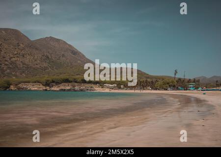 Pucturesque Beach auf der Insel Santiago auf den Cabo Verde Inseln, mit einigen Bäumen und Häusern im Hintergrund. Stockfoto