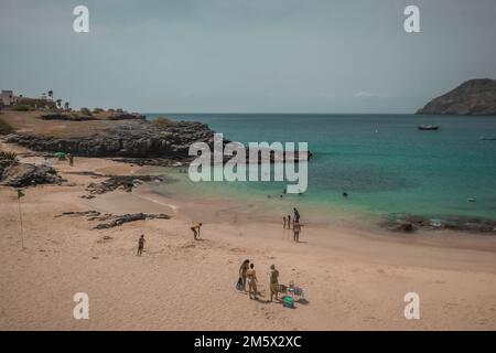 Pucturesque Beach auf der Insel Santiago auf den Cabo Verde Inseln, mit einigen Bäumen und Häusern im Hintergrund. Stockfoto