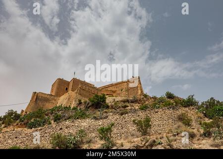 Blick auf die Festung Santa Cruz, eine der drei Festungen in Oran, dem zweitgrößten Hafen von Algerien; Sommertag, Blick von hoch oben nach Stockfoto