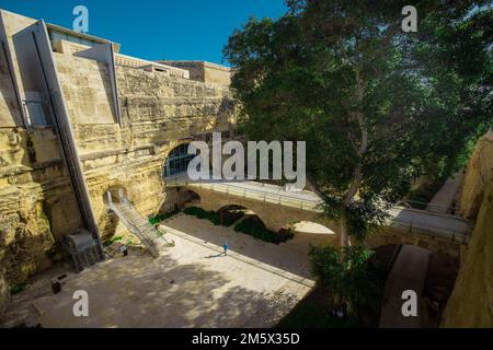 Überreste der alten schmalspurbahn von valetta rabat an einem sonnigen Tag direkt nach dem valletta-Tunnel. Stockfoto