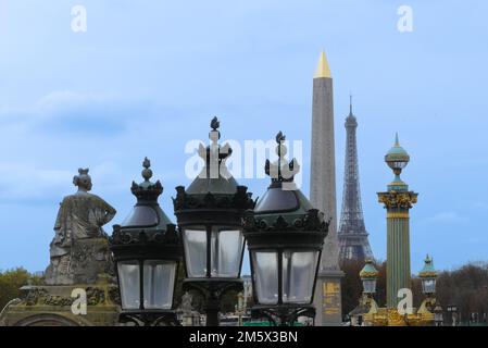 Paris, Frankreich. Oktober 30. 2022. Blick auf den Obelisken vom Place de la Concorde. Eiffelturm im Hintergrund. Historisches Denkmal und Skulptur. Stockfoto