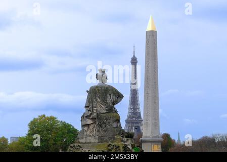 Paris, Frankreich. Oktober 30. 2022. Blick auf den Obelisken vom Place de la Concorde. Eiffelturm im Hintergrund. Weibliche Statue für Nantes.