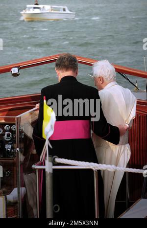 Venedig, Italien. 07. Mai 2011. Monsignore Georg Gaenswein, Privatsekretär von Papst Benedikt XVI., trifft die Bürger auf dem Markusplatz in Venedig während seines pastoralen Besuchs in Aquilea und Venedig in Venedig, Italien, am 07. Mai 2011. Kredit: dpa/Alamy Live News Stockfoto