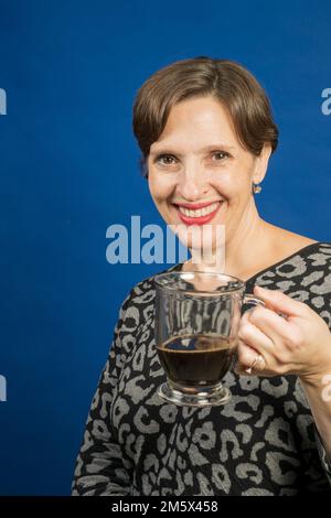 Eine Frau, die eine Tasse schwarzen Kaffee genießt Stockfoto