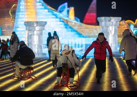 Harbin, Chinas Provinz Heilongjiang. 31. Dezember 2022. Touristen besuchen die Harbin Ice-Snow World in Harbin, nordöstliche Chinas Provinz Heilongjiang, 31. Dezember 2022. Kredit: Zhang Tao/Xinhua/Alamy Live News Stockfoto