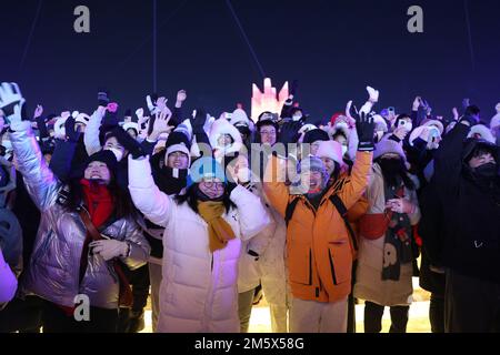 Harbin, Chinas Provinz Heilongjiang. 31. Dezember 2022. Touristen besuchen die Harbin Ice-Snow World in Harbin, nordöstliche Chinas Provinz Heilongjiang, 31. Dezember 2022. Kredit: Zhang Tao/Xinhua/Alamy Live News Stockfoto