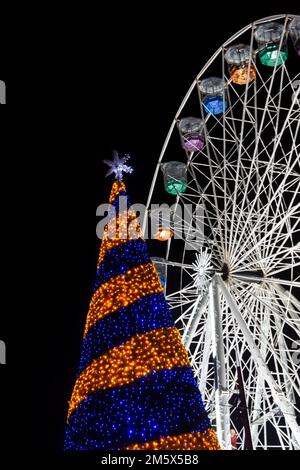 Kiew Tree, das in diesem Jahr neu ist, um Unterstützung für die Ukraine zu zeigen, im Dezember auf der Christmas Tree Wonderland in Bournemouth, Dorset UK Stockfoto