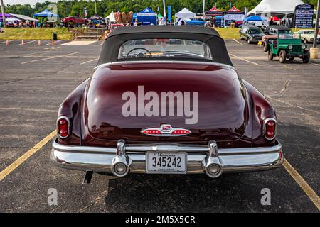 Iola, WI - 07. Juli 2022: Aus der Vogelperspektive ein Buick Eight Super Cabriolet aus dem Jahr 1950 auf einer lokalen Automesse. Stockfoto