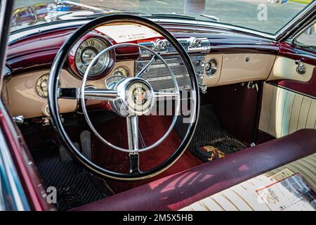 Iola, WI - 07. Juli 2022: Hochperspektivische Detailansicht des Innenraums eines 1950 Buick Eight Super Cabriolets auf einer lokalen Automesse. Stockfoto