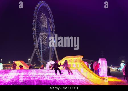 Harbin, Chinas Provinz Heilongjiang. 31. Dezember 2022. Touristen besuchen die Harbin Ice-Snow World in Harbin, nordöstliche Chinas Provinz Heilongjiang, 31. Dezember 2022. Kredit: Wang Jianwei/Xinhua/Alamy Live News Stockfoto