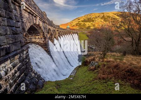 Der Craig Goch Reservoir Dam im Elan Valley, Powys, Wales Stockfoto