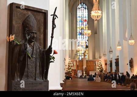 München, Deutschland. 31. Dezember 2022. Blumen hängen an einem Relief des verstorbenen Papstes Emeritus Benedikt XVI. In der Frauenkirche. Papst Emeritus Benedict XVI. Starb am 31. Dezember 2022 im Vatikan, im Alter von 95 Jahren. Kredit: Katrin Requadt/dpa/Alamy Live News Stockfoto