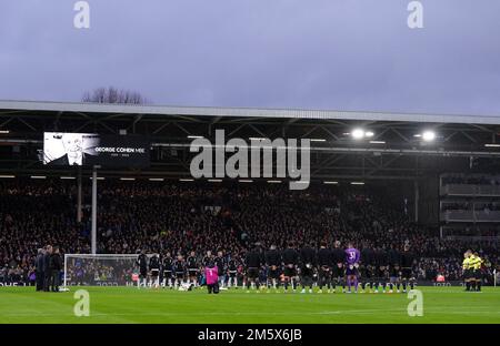 Beide Teams, die Fans und die offiziellen Vertreter zollen dem ehemaligen Fulham-Spieler George Cohen Tribut, der am 23. Dezember 83 vor dem Premier League-Spiel in Craven Cottage, London, starb. Foto: Samstag, 31. Dezember 2022. Stockfoto