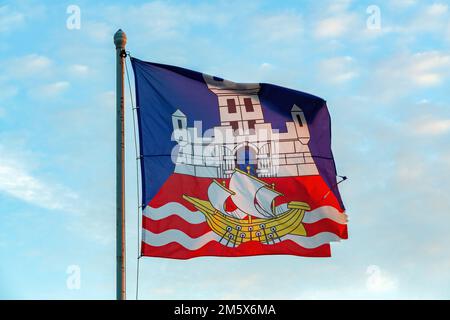 Belgrad, Serbien - 15. Oktober 2022: Die Flagge der Stadt Belgrad vor blauem Himmel Stockfoto