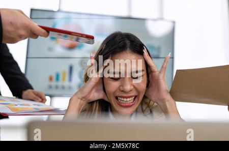 Gestresster, überforderter Geschäftsmann fühlt sich bei der Arbeit müde Überlastung erschöpft unter Kopfschmerzen Stockfoto