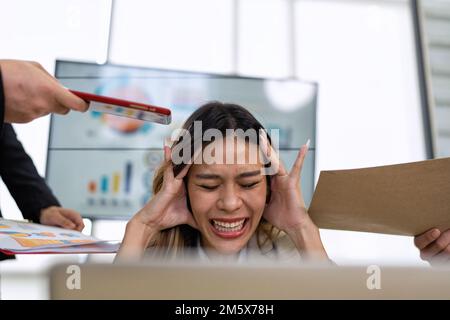 Gestresster, überforderter Geschäftsmann fühlt sich bei der Arbeit müde Überlastung erschöpft unter Kopfschmerzen Stockfoto