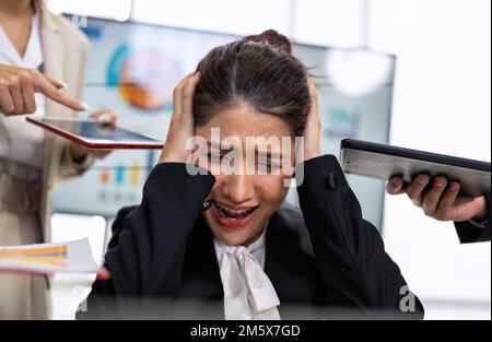 Gestresster, überforderter Geschäftsmann fühlt sich bei der Arbeit müde Überlastung erschöpft unter Kopfschmerzen Stockfoto