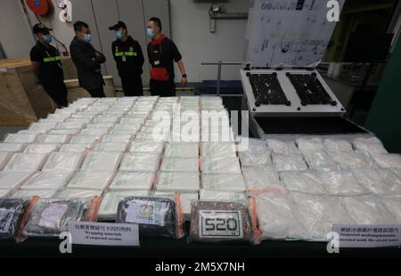 In zwei Fällen beschlagnahmte man Drogen im Wert von 164 Millionen HK-Dollar - 145kg Dollar Kokain versteckt im elektrischen Transformator, der aus Guatemala geliefert wurde, und 20kg Dollar Methamphetamin (Crystal Meth) Versteckt in einer Luftfracht aus Mexiko - werden auf der Pressekonferenz des Zoll- und Verbrauchsteueramtes im Cathay Pacific Cargo Terminal im Chek Lap Kok Flughafen angezeigt. 25NOV21 SCMP/Felix Wong Stockfoto