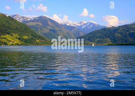 Zell am See und die idyllische Landschaft des blauen Sees in Kärnten, Österreich Stockfoto