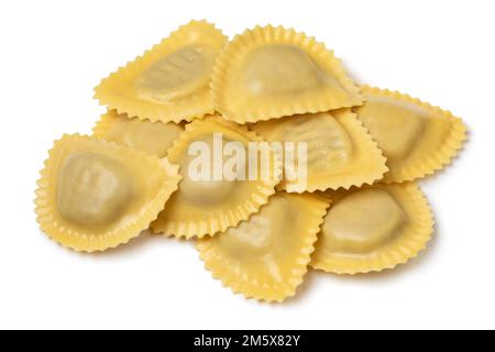 Ein Haufen traditioneller, frischer italienischer Mezzelune-Pasta gefüllt mit Mozzarella und Pilzen, isoliert auf weißem Hintergrund Stockfoto